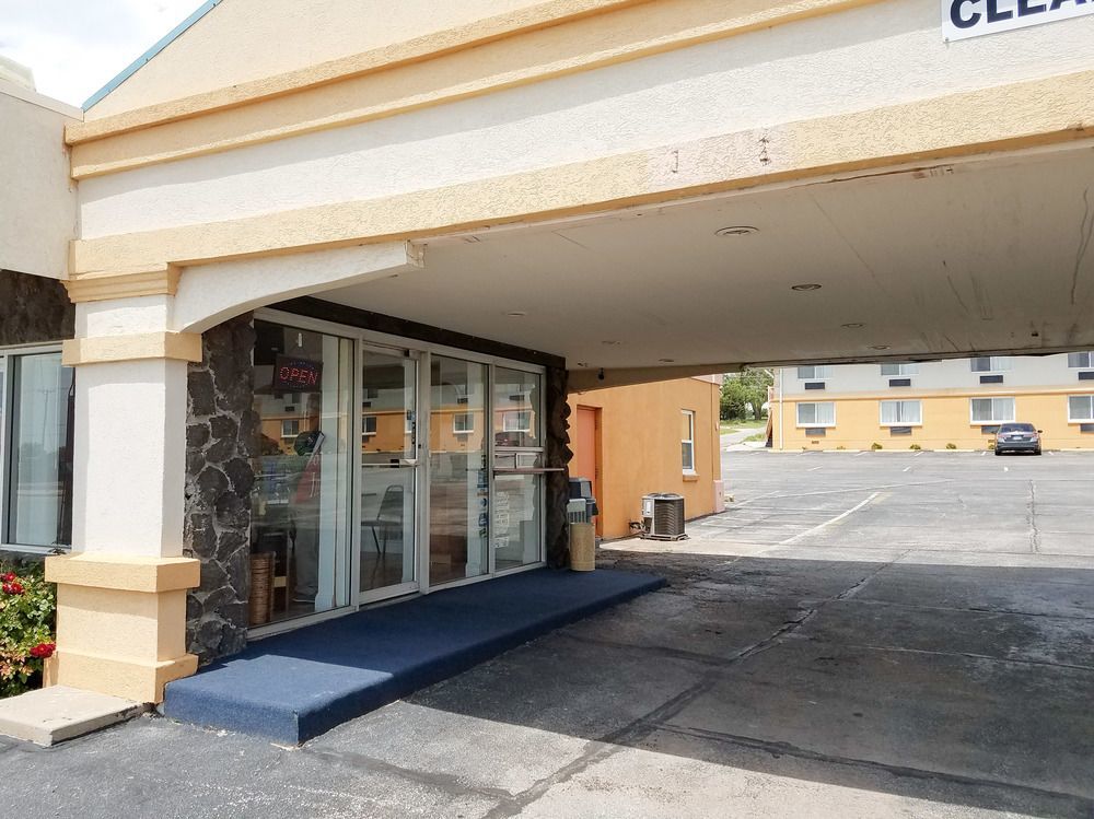 Oyo Townhouse Dodge City Ks Exterior foto